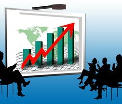 夫妻開(kāi)車11小時(shí)回老家 3娃打手電迎接